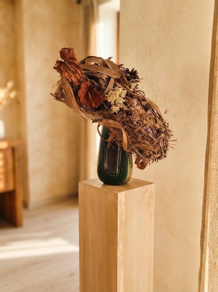 Aranjament ikebana în vas ceramic, pe soclu de lemn