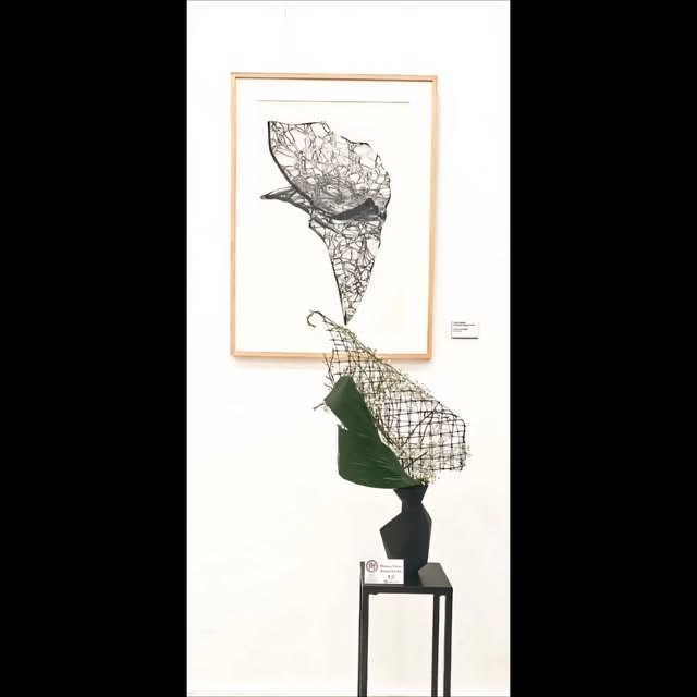 Compoziție expusă în galerie, cu structură din sârmă