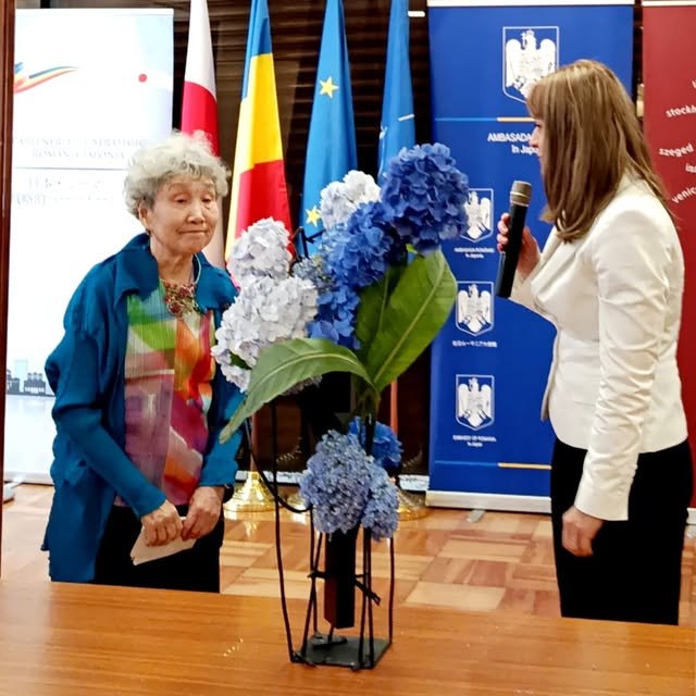 Aranjament cu hortensii albastre prezentat la eveniment oficial