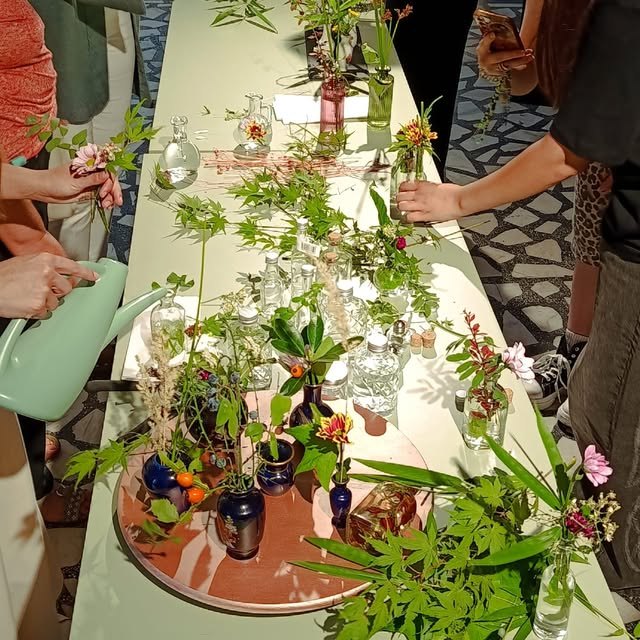 Atelier de ikebana la Timișoara — masă de lucru cu aranjamente
